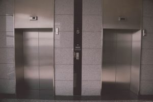 Mit dem Elevator Pitch in 30 Sekunden OHNE Tricks überzeugen, elevator-pitch-fahrstuhl-300x200