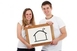 Immobilien: Wohnung oder Haus überhaupt eine gute Idee?, immobilie-immobilien-wohnung-haus-eigentumswohnung-mehrfamilienhaus-paar-300x200